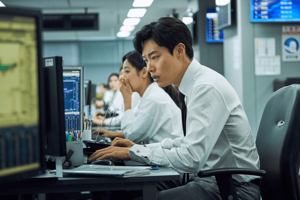 돈(2019)의 한 장면.